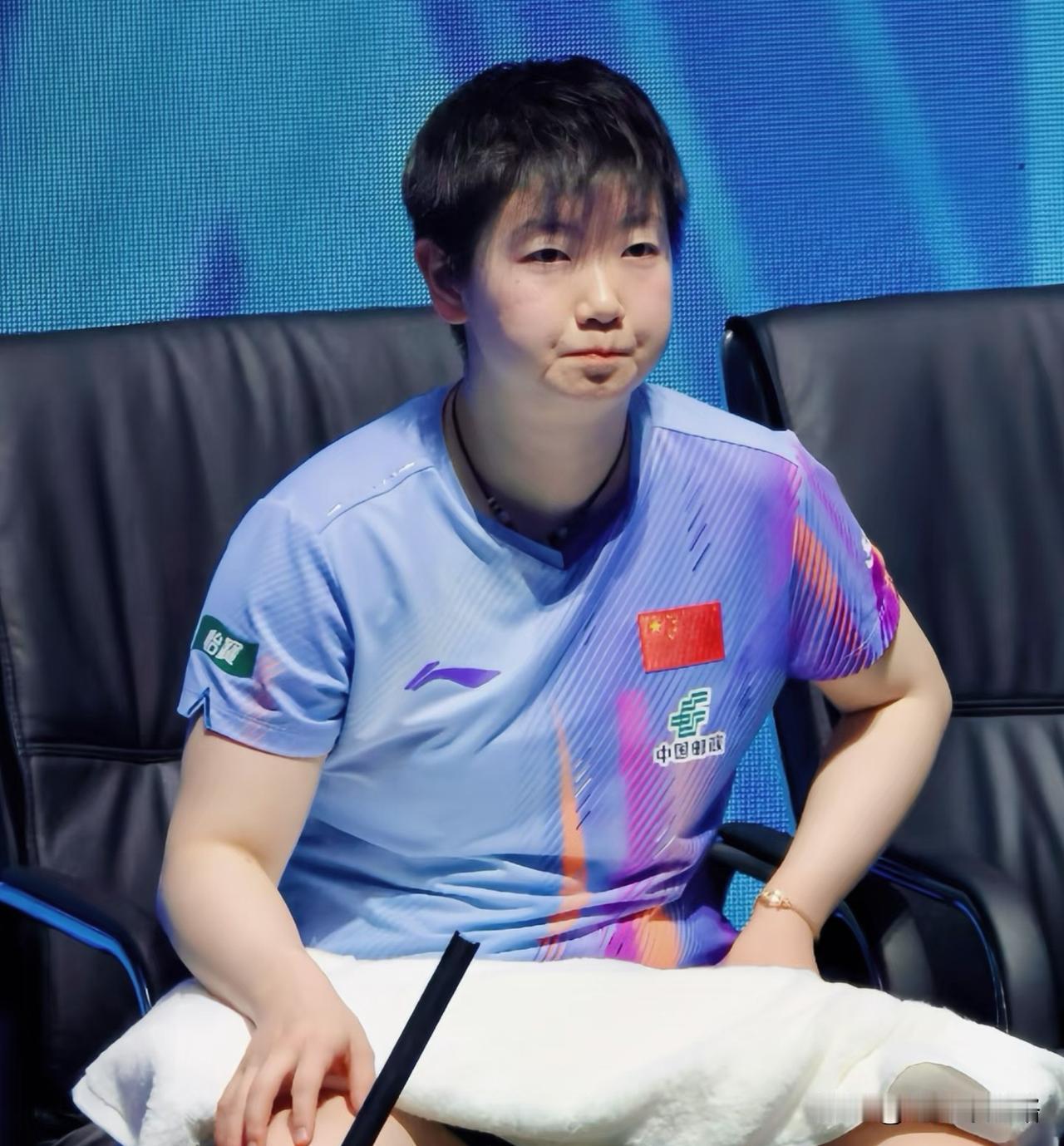 孙颖莎真的太不容易了！新加坡大满贯晋级32强，她赛后说，每个对手跟她比赛都拼