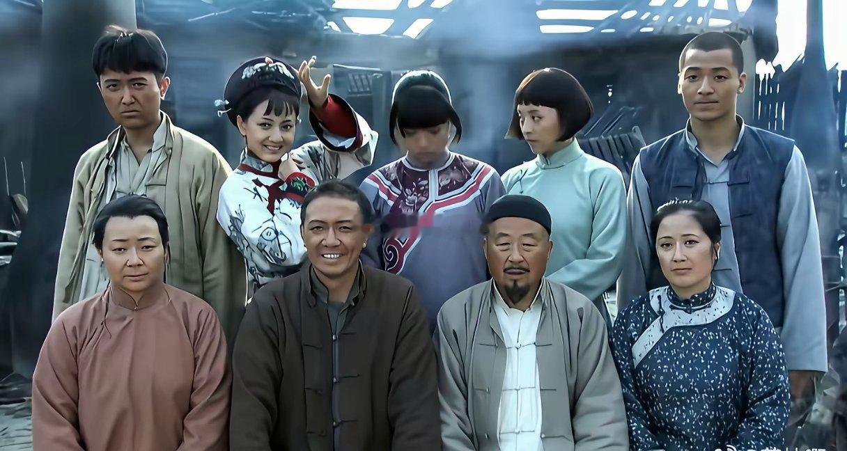 家没了只有两个人在笑一个见过生死一个见过富贵