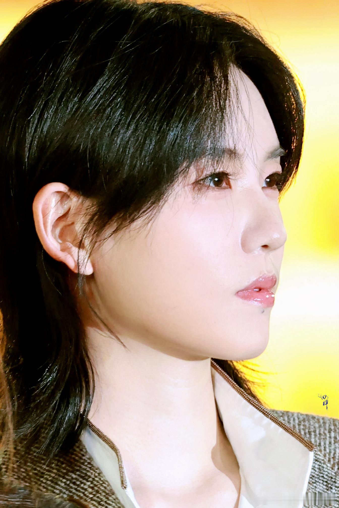 意外捕捉到的热聊画面太圈粉，两位艺人的同框既有新鲜感又满是和谐。穿搭风格互补又都