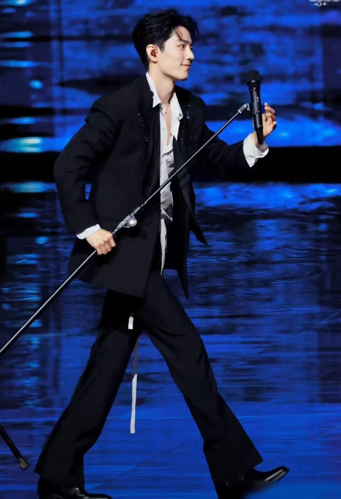 昨晚的大湾区晚会这一幕把网友们乐坏了。这么没架子的明星，少见！肖战一出场，全