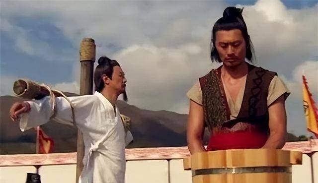 朱元璋想找理由杀了首富沈万三，指着猪蹄子问：“万三，这是什么菜？”沈万三当然知道