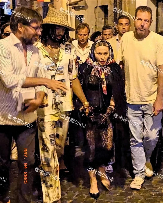 麦当娜跟小她37岁的男友一起出街，66岁的她已老态龙钟认不出来了