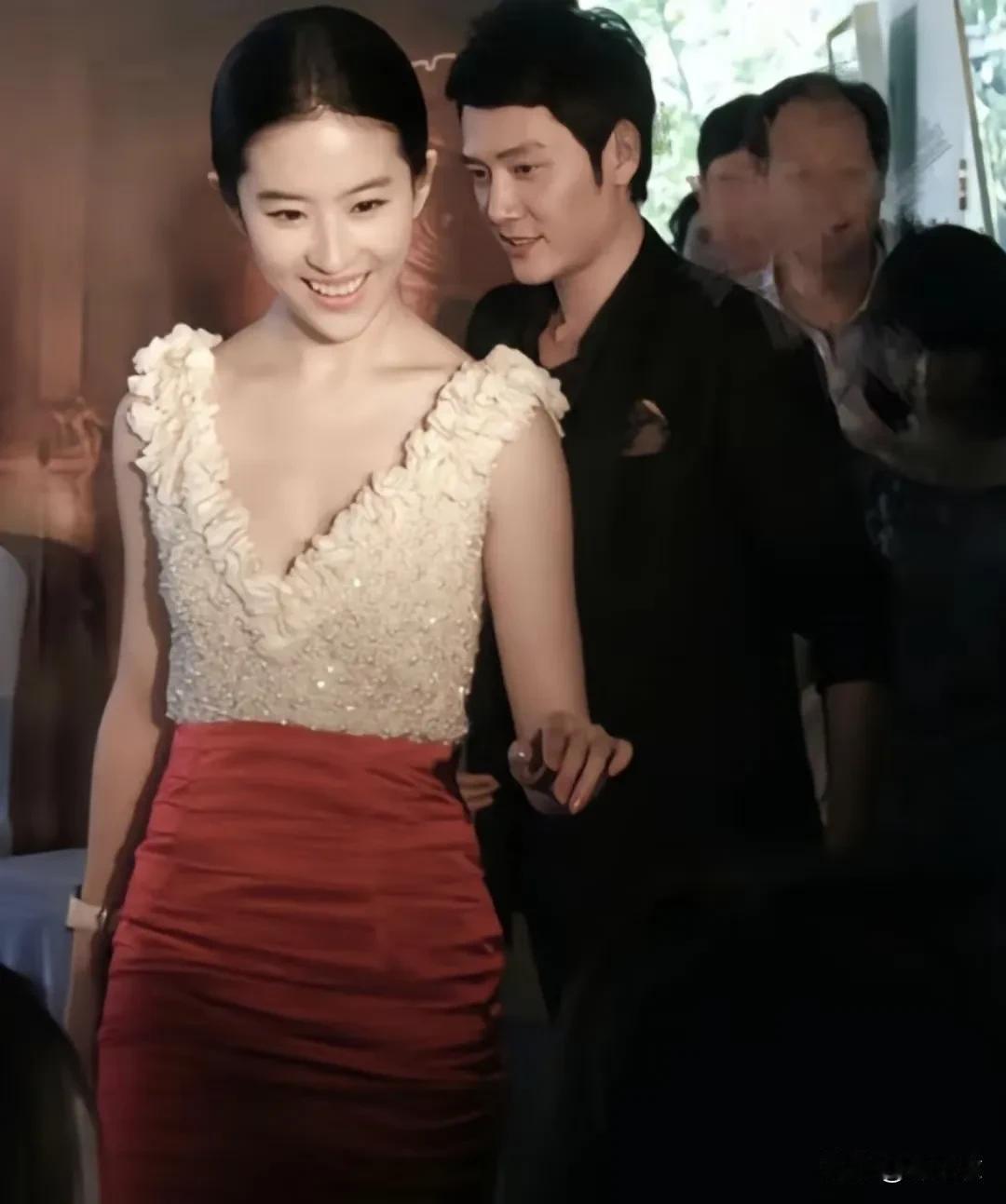 刘亦菲真的一个超级大美人，因为她全身上下都是顶配啊，毕竟她的脸蛋那么美就算了，可