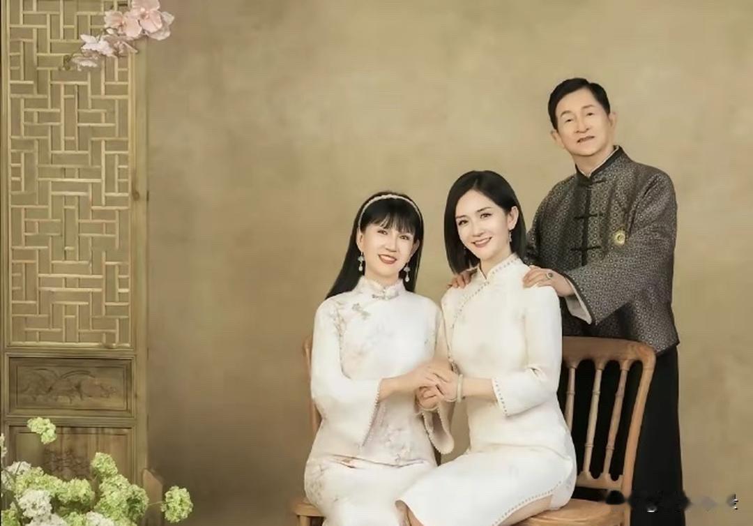 谢娜带爸妈拍全家福，妈妈长得像赵雅芝，爸爸和谢娜长得太像了！
