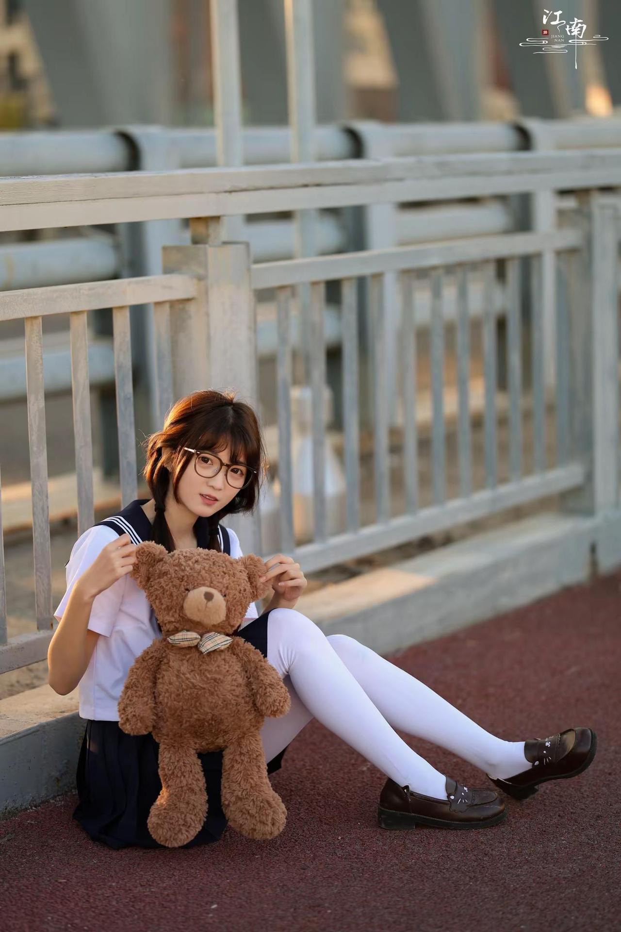 这次是白色的。日系萌妹子外拍水手服