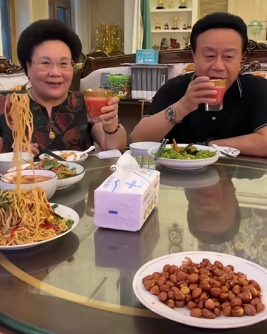 伊能静晒中秋节回到秦昊老家东北与公公、婆婆一起聚餐时的一幕，老两口特别开心​​