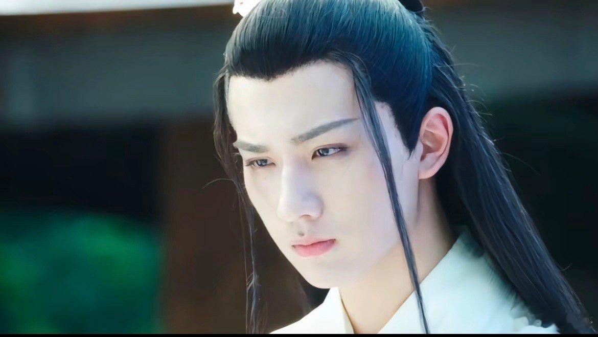 李宏毅真的蛮可惜的，我一直以为他会大爆，挤进一线的那种，身高190，演技好，五官