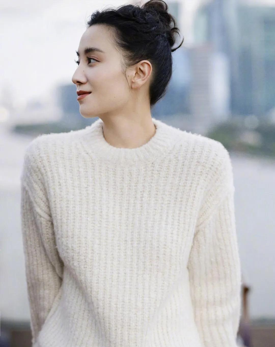 宋佳这气质，是刻在骨子里的高级✨一件白毛衣+白裤子，丸子头一扎，清冷松弛感