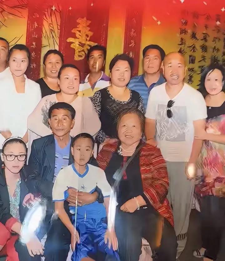 王亮老照片，曝光三个问题:王亮重出江湖已经不是传说，沉寂一年之久的他，重复回