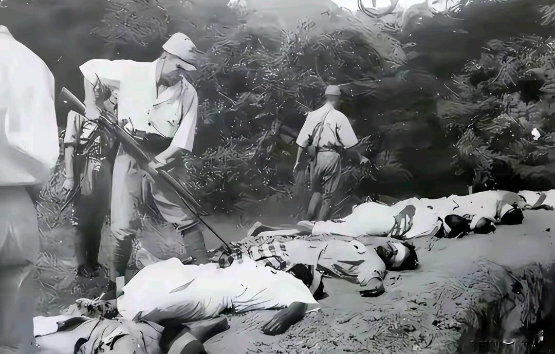 这是抗战时期的一张真实照片，看了令人无比痛心，一队日军杀害了几位抗战英雄，他们却