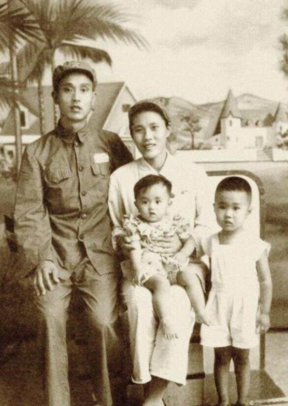 1947年，30岁的解放军师长周志坚，迎娶19岁的女护士，谁知新婚当夜，周志坚却