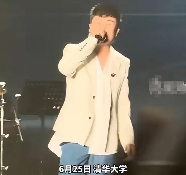 胡彦斌，这也太尴尬了。作为音乐才子，胡彦斌最近参加了清华大学举办的音乐节，但