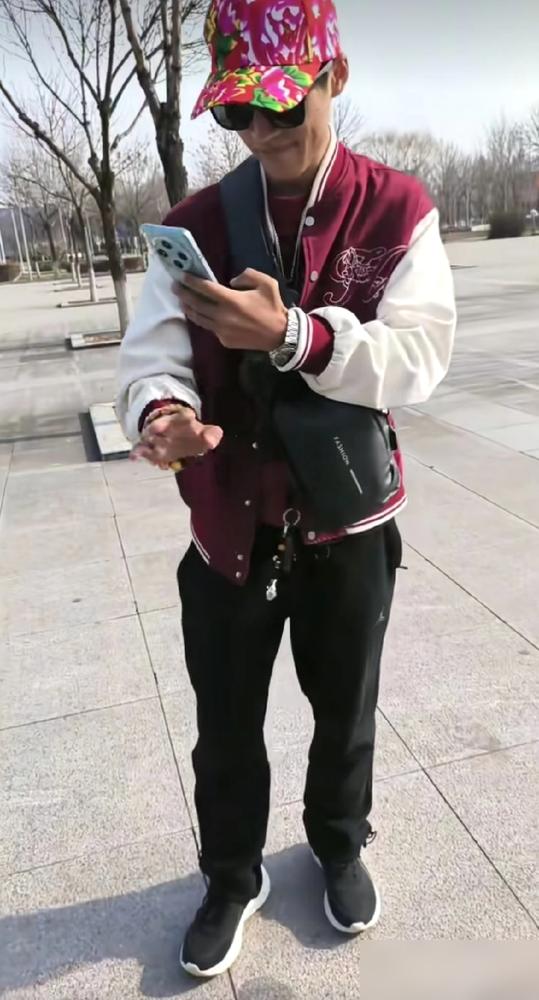 他回国‘喊饿’，背后家庭两天吸金百万？你以为他漂泊无依，在加拿大领着失业金，却