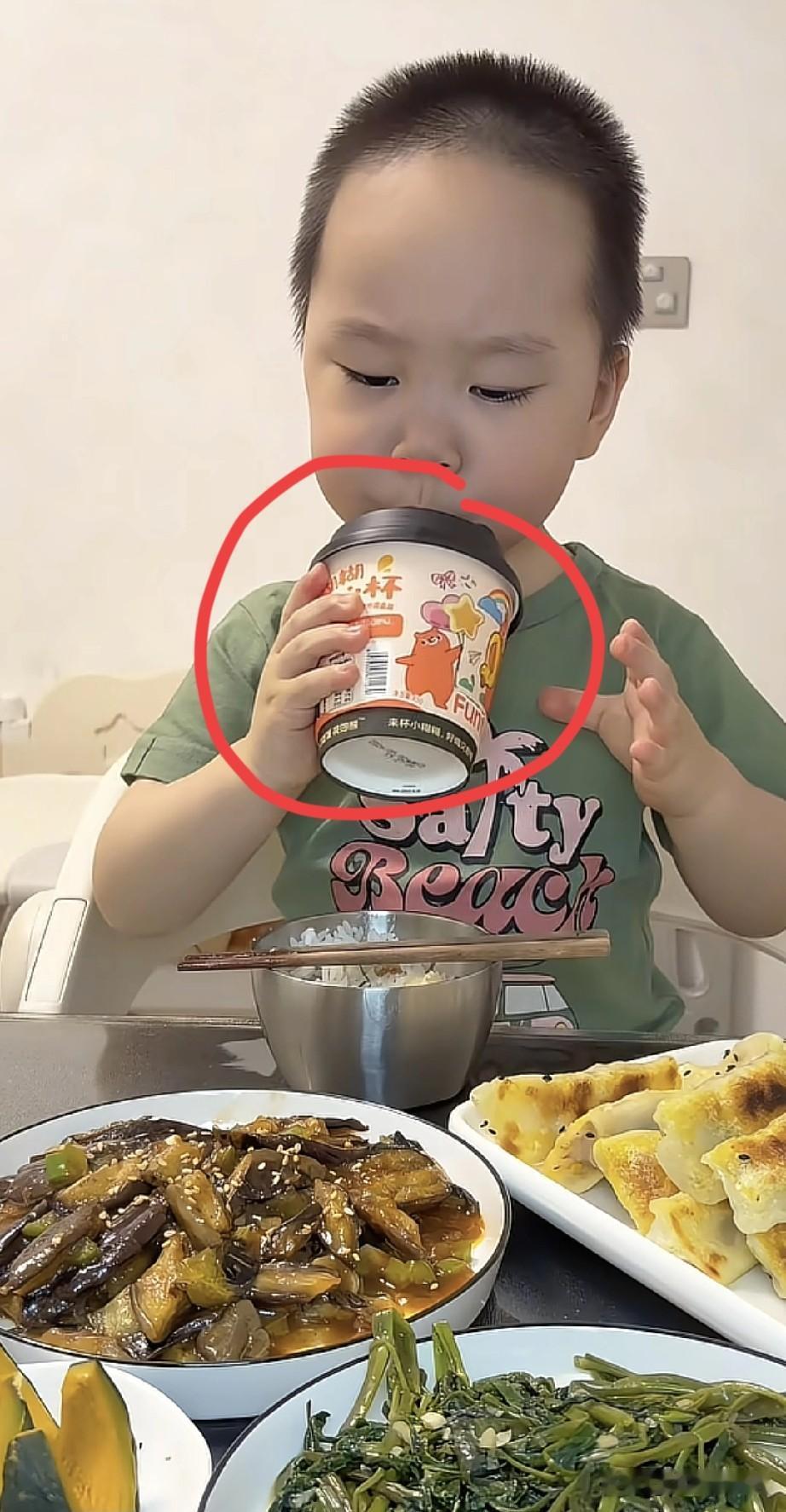 每次看米乐吃饭，都莫名心疼他。才2岁就喝上奶茶了，也不是他爱喝，而是父母为了