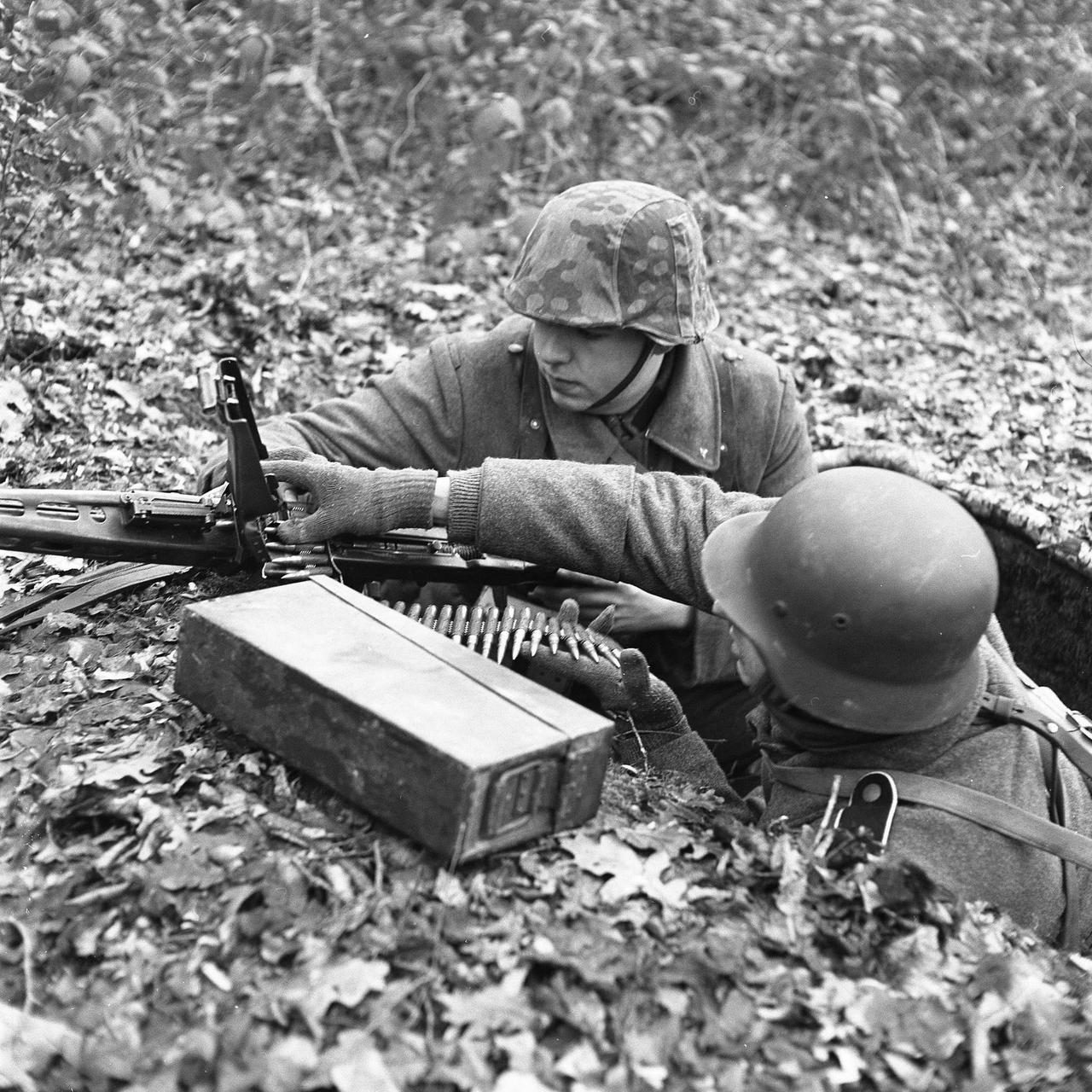 二战德军，估摸是东线战场！大家甄别得出是真实历史留影还是军迷重演不？照片中的