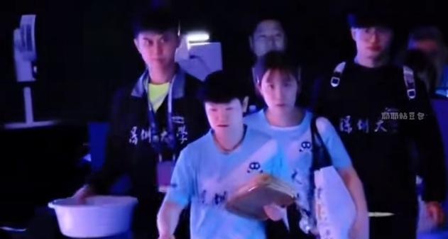 莎莎：你俩把东西拿好喽！莎莎退场，走出来农民工进城的即视感。今天上午比赛结束后退