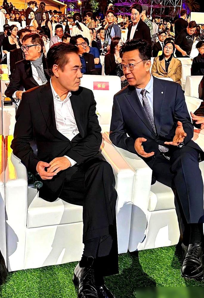 雷佳音的哭戏，从封神演技跌到套路表演。你发现没，雷佳音一演崩溃戏，就是那三