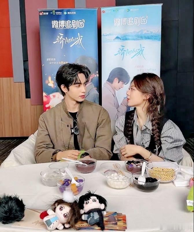 骄阳似我追剧团直播宋威龙黑色皮衣亮相追剧团，完美复刻剧中霸总气场！眼神自带威压