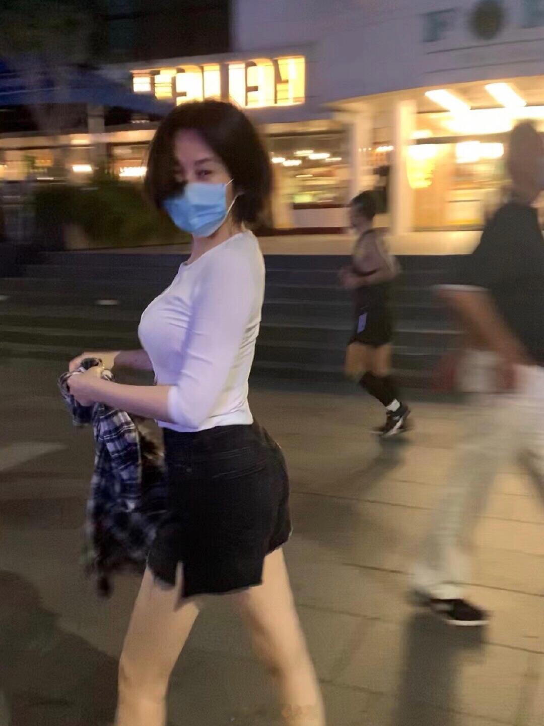 网友街上偶遇许晴，这身材上热搜了……