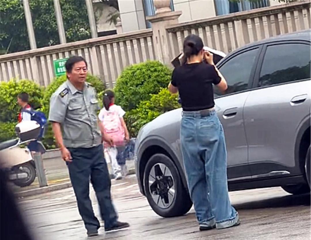 女的先动手，保安完全符合防卫条件！4月22号，福建三明。一个女司机和一个穿制