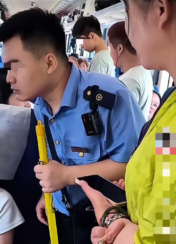 近3000人给一条跟评点赞——“混账就是这么来的”，说的就是火车上俩姑娘买三张票