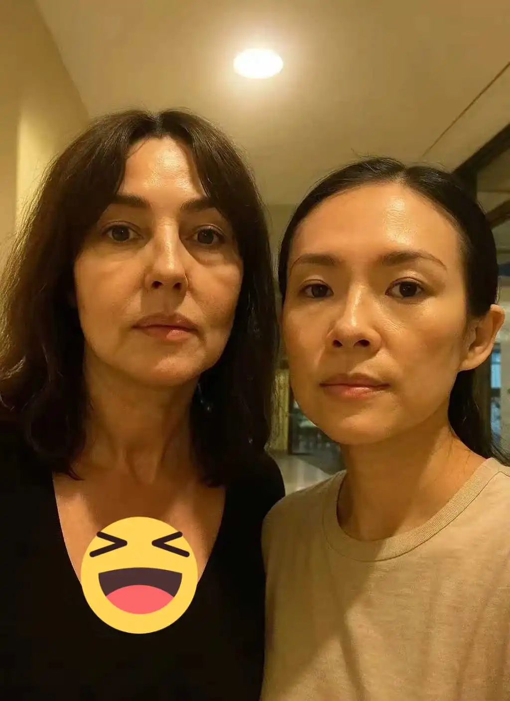 章子怡和“地球球花”莫妮卡的素颜照，这么看，外国人真的不抗老，章子怡看着更年轻。