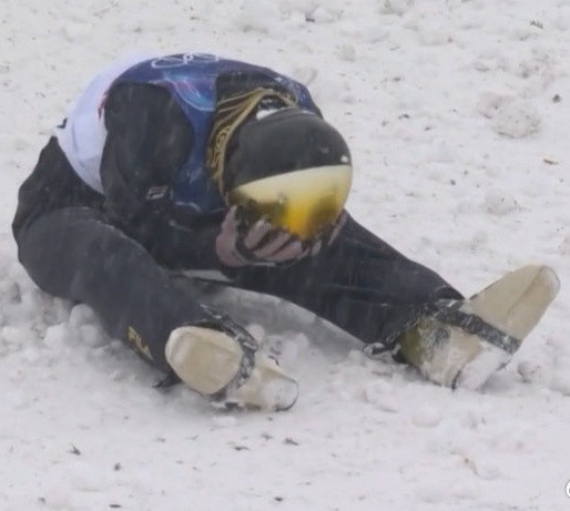 2月21日，米兰冬奥会自由式滑雪空中技巧混合团体决赛，徐梦桃第一跳完美发挥，王心