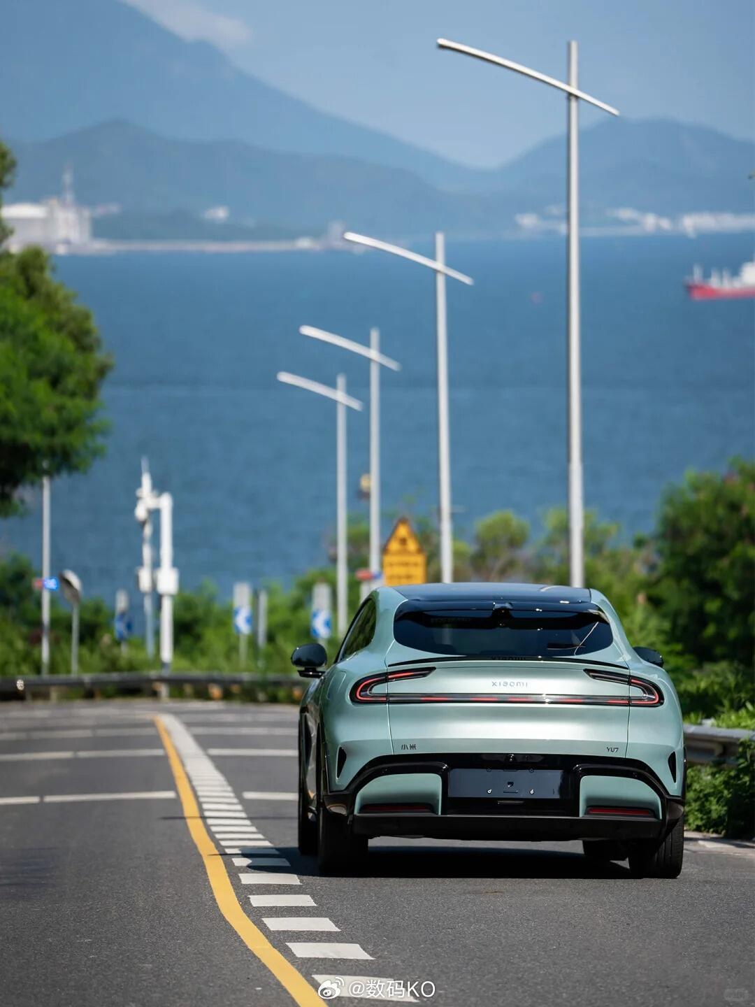 什么是好看的设计，什么是真正的眼前一亮，小米YU7的影青色，满眼的高级感