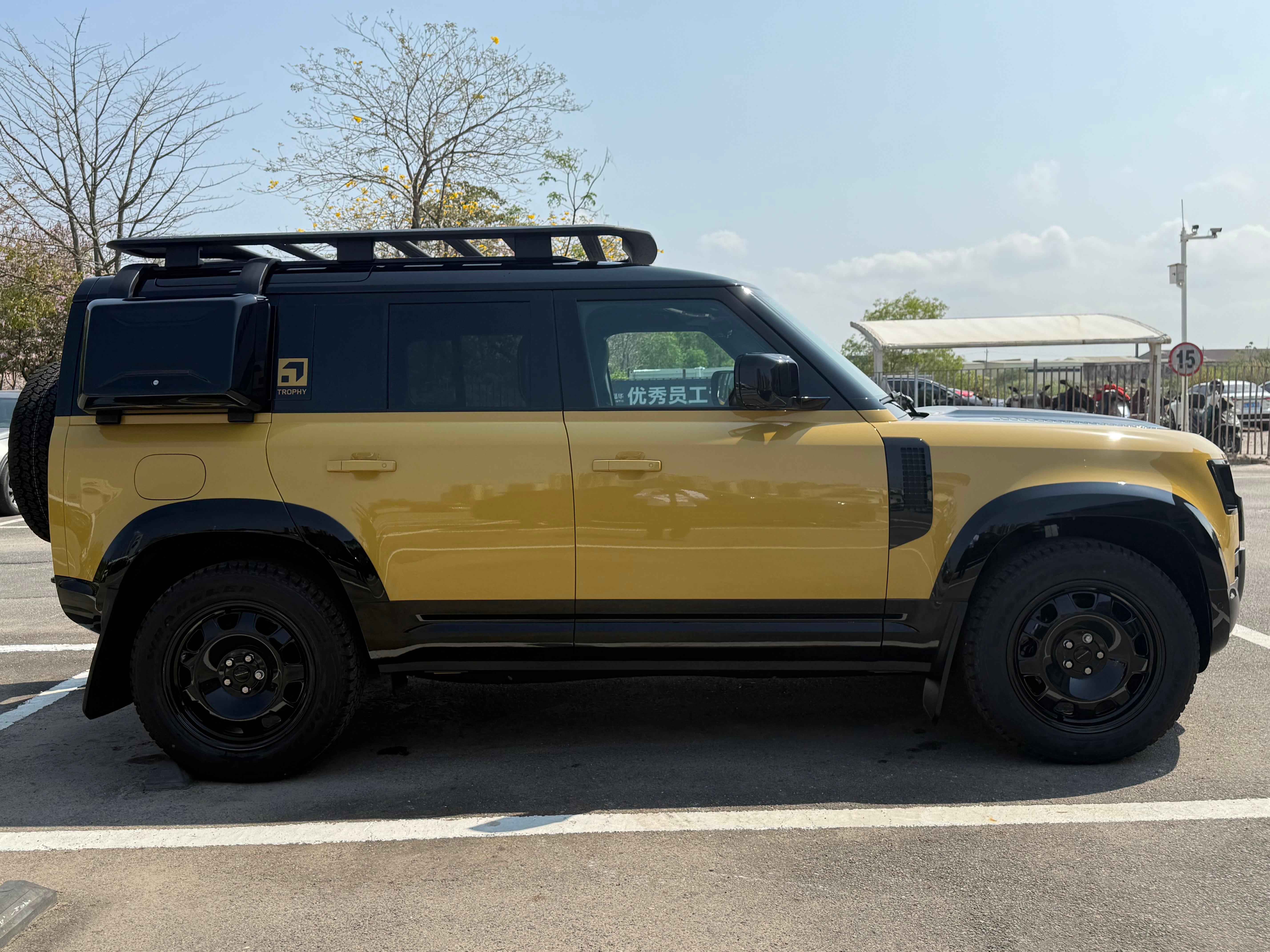 路虎卫士2026款1103.0Tp400TROPHY版本骆驼杯致敬指导