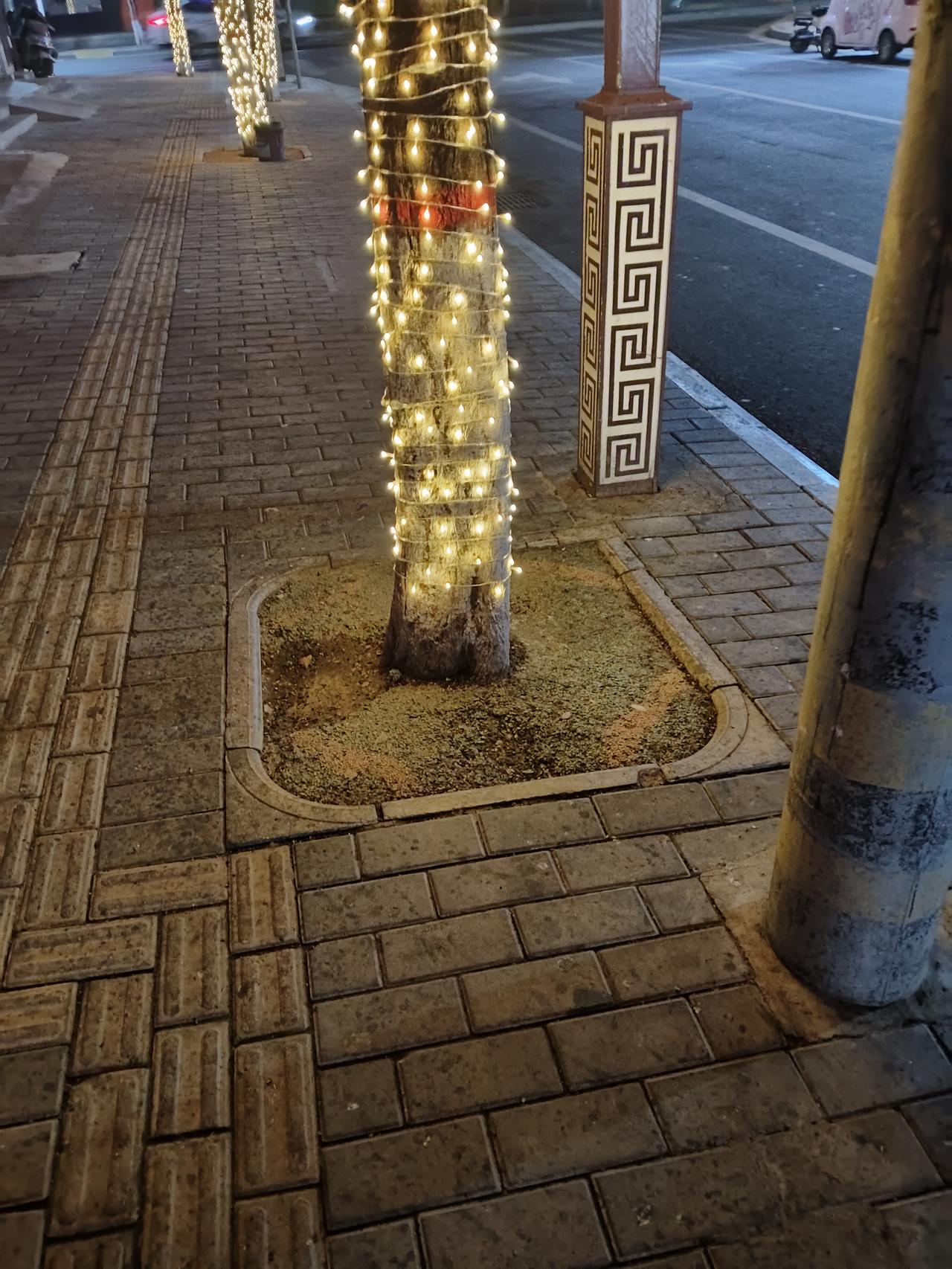 那时候好像也是快过年的时候。我们俩从商场里出来。刚出门走进夜幕中。她凑到我跟前，