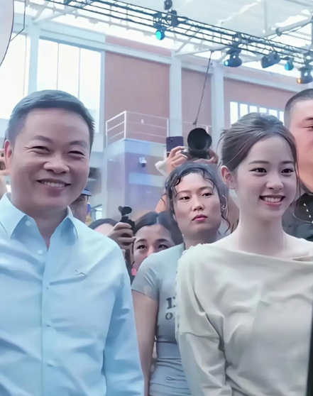 欧阳娜娜估计头都大了，这是躲还是不躲好