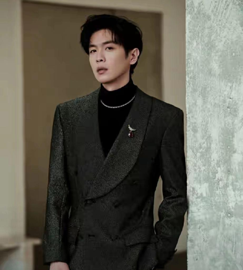 唐艺昕带女儿飞上海团圆！女儿正脸首曝光，长相引热议唐艺昕带女儿奔赴