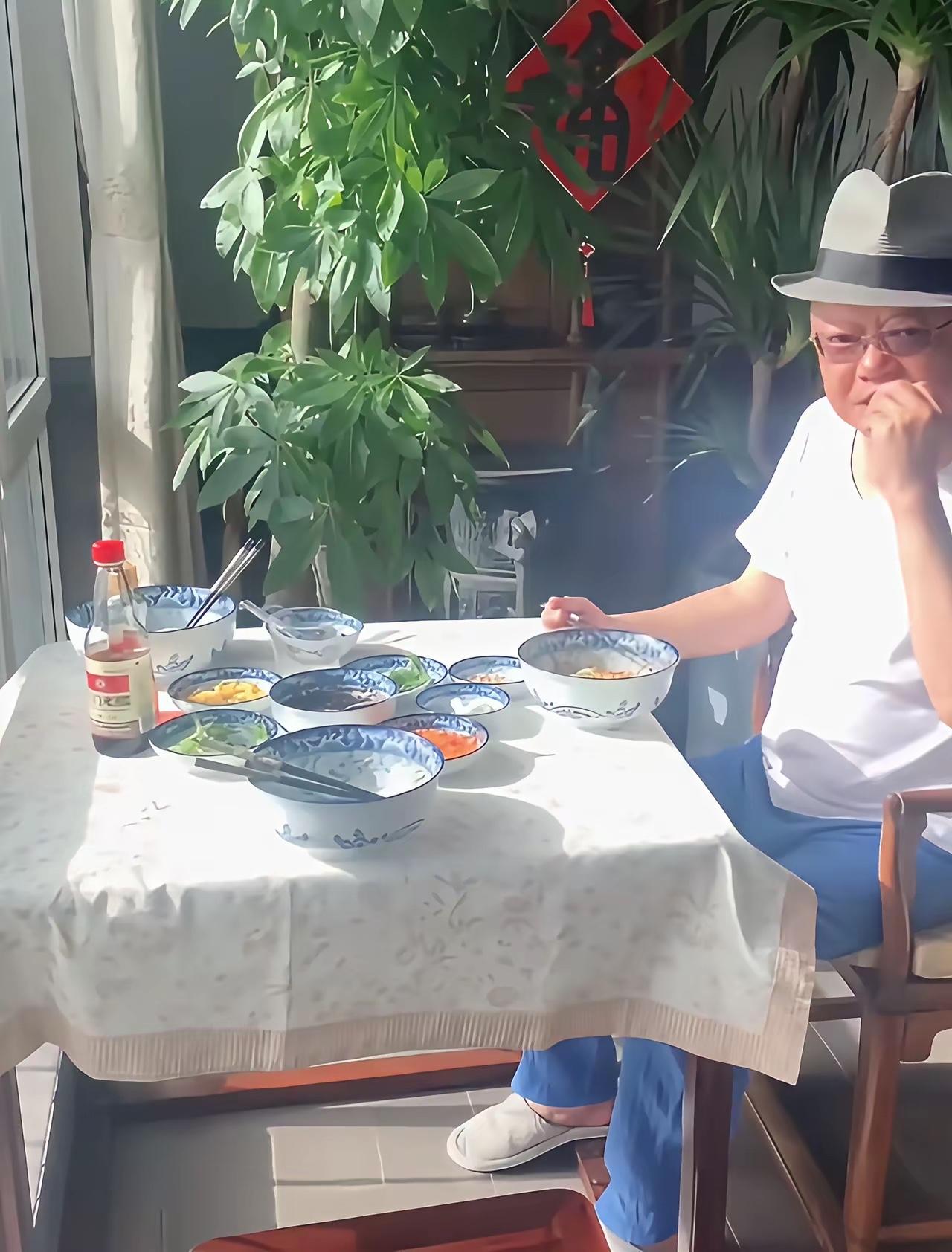 近日，77岁王刚在家吃炸酱面，青花瓷的碗配上炸酱和小料，就着大蒜，吃着面，那叫一