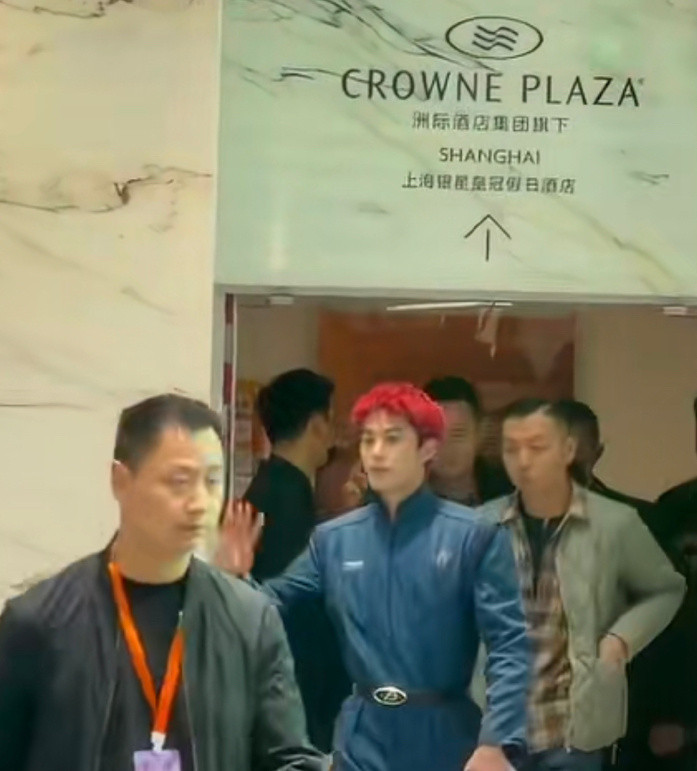 王鹤棣红发宇航服造型，红发彪哥这个帅