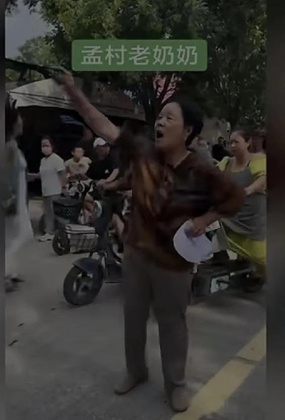 这个在骂街老奶奶为啥不遭人讨厌呢？这个孟村老奶奶心疼那个被家暴致死的女子，她