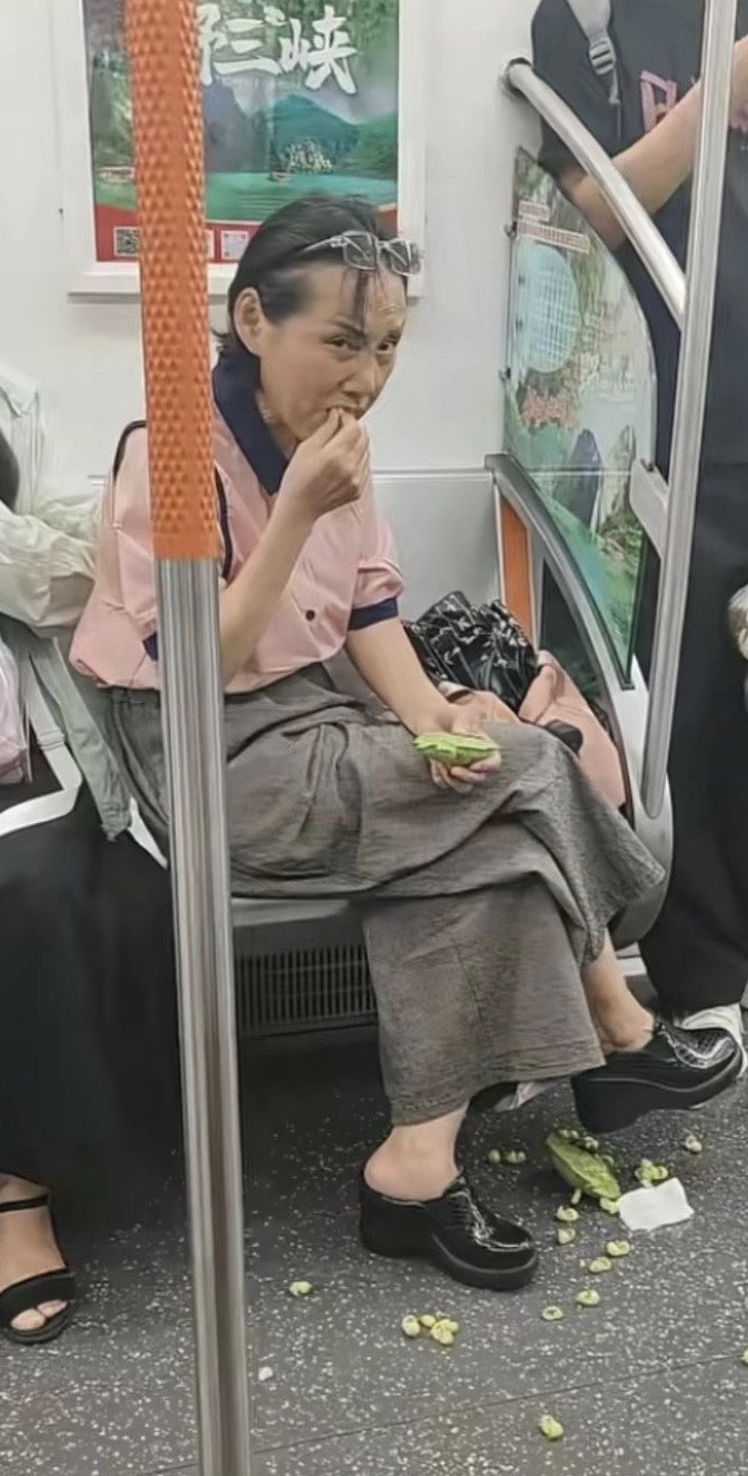 武汉地铁上，女子旁若无人地吃莲蓬，把残渣扔得一地。对面大爷实在看不下去，怒吼一声