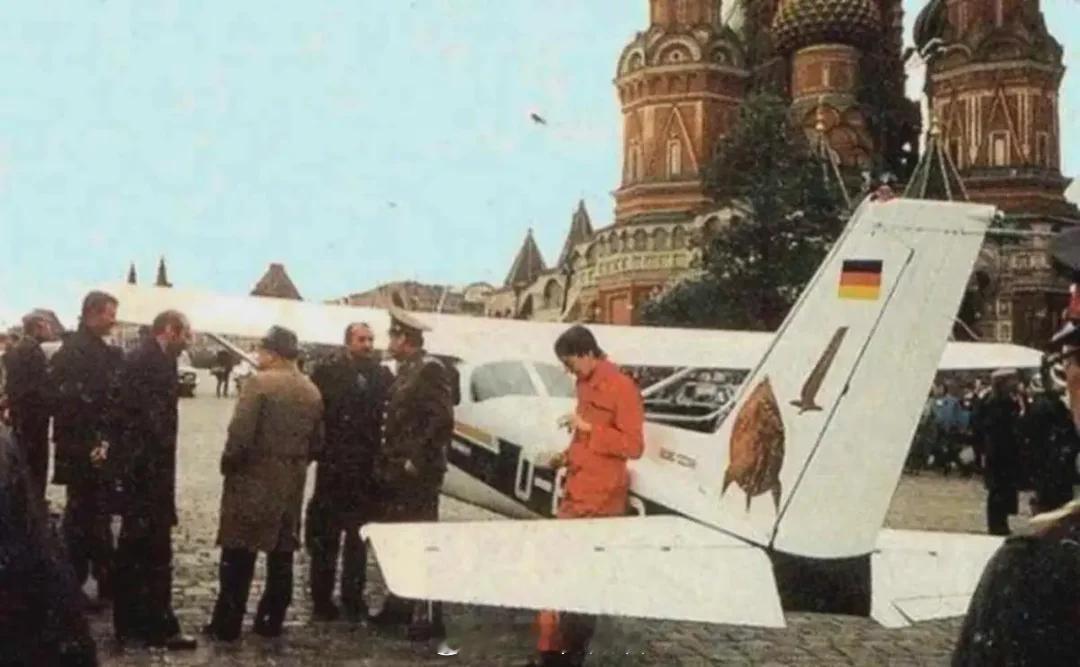 1987年，一名十几岁的德国业余飞行员未经授权飞越了被认为坚不可摧的苏联防空系统