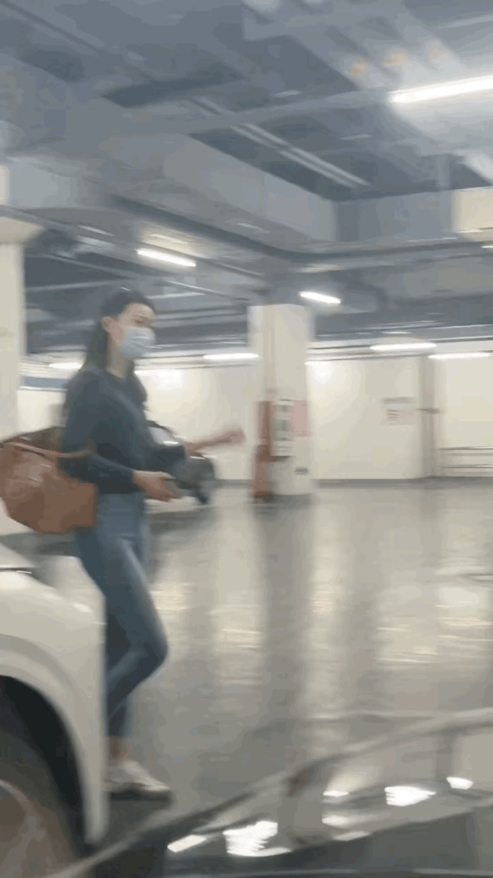 遇到了两个牛仔裤女神大家觉得哪个身材更好？