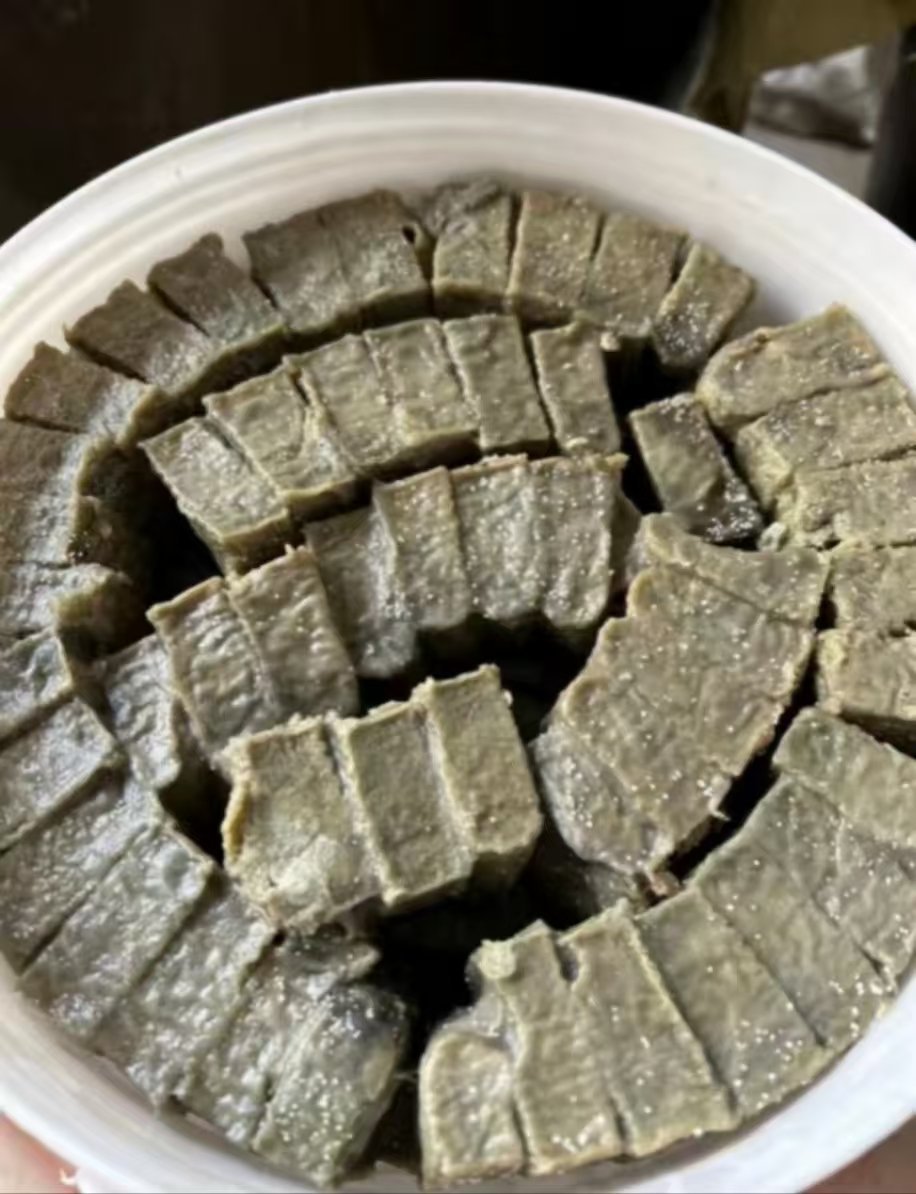 这个食物有人爱吃吗？记得在我小的时候，爸爸用馒头夹着吃，当时我还捂起了鼻子