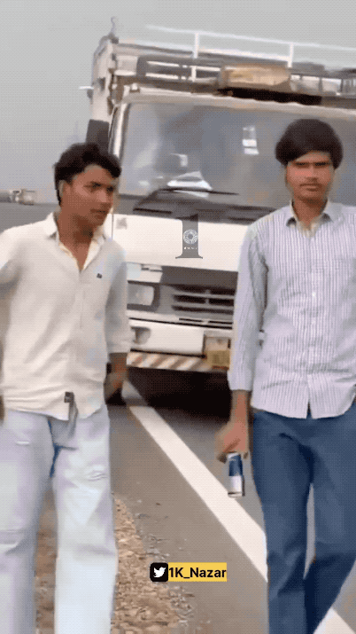 印度三哥交通斩杀线：视频实拍小青年路边走直接被卡车撞飞！这事是2026年3月15