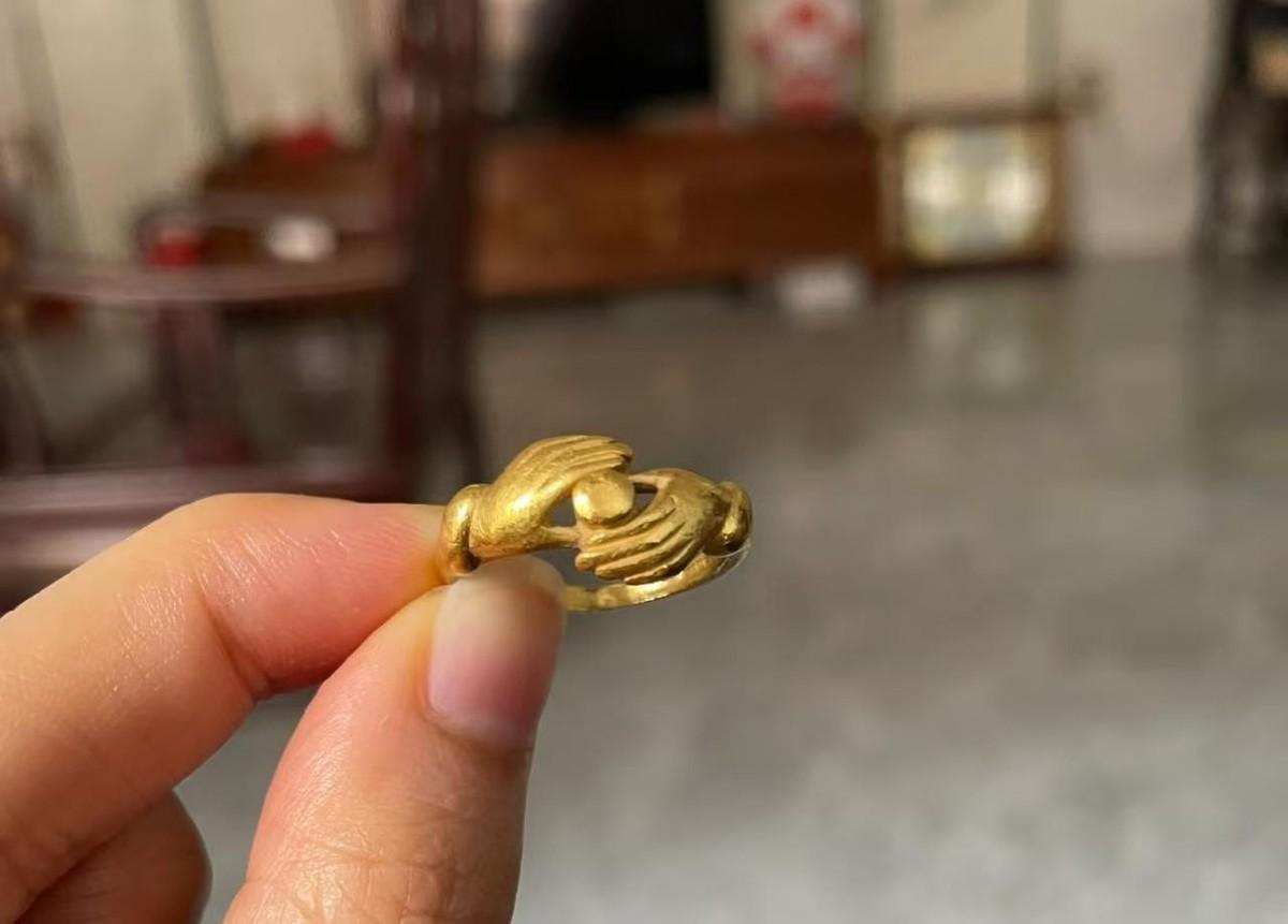 婆婆过生日，大姑姐送了个3万元的金项链，我没人家有钱，就送了个戒指。戒指是我攒了