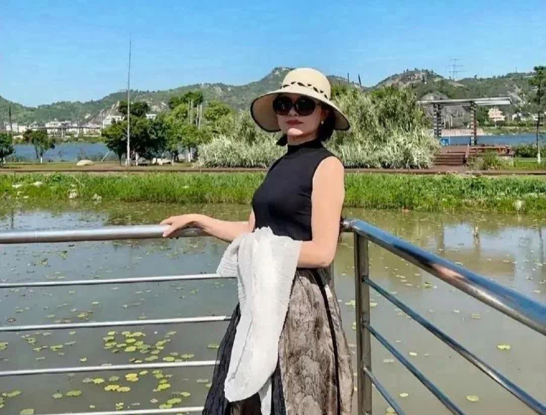 老婆公司有个女同事，丰满漂亮。她经常来我们家玩，和老婆在一起。有一次，我妻子出差