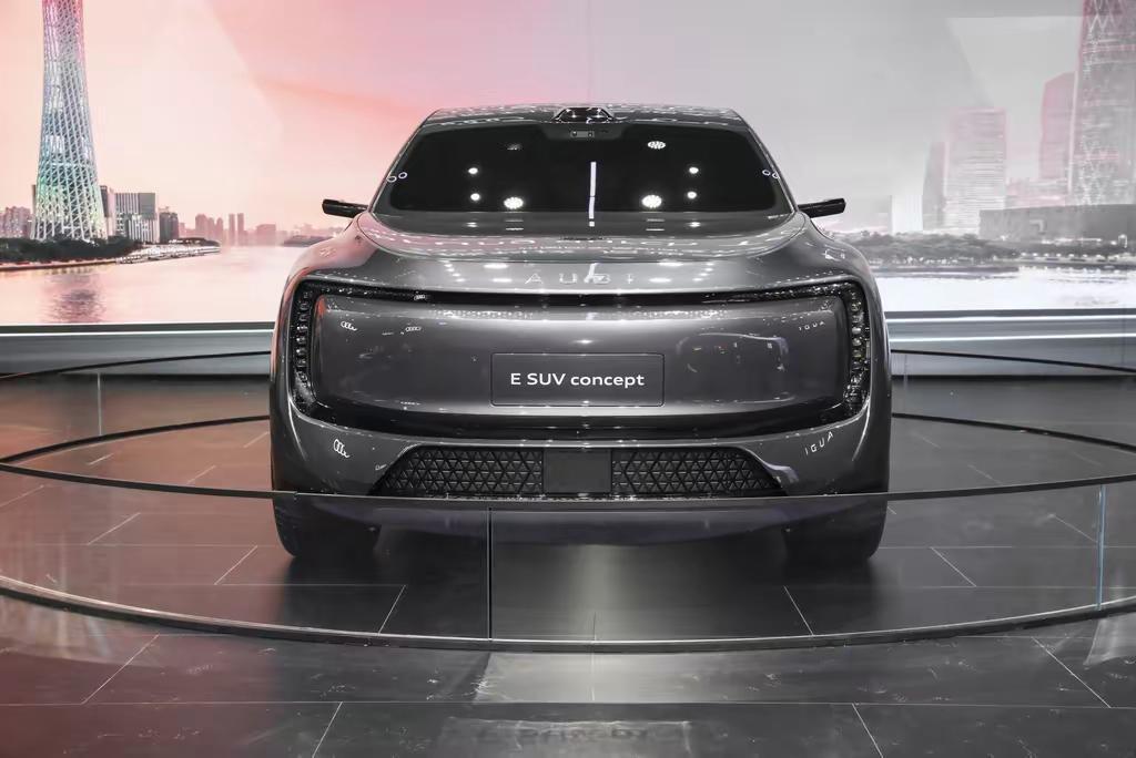 刚才刷工信部新车目录，看到上汽奥迪E7X的申报图了。这车关注度不低，毕竟算是奥迪