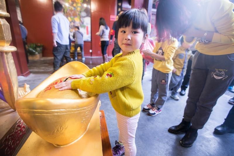 杭州北高峰顶的灵顺寺，也就是“天下第一财神庙”最近被游客挤爆啦！这庙可不简单，始