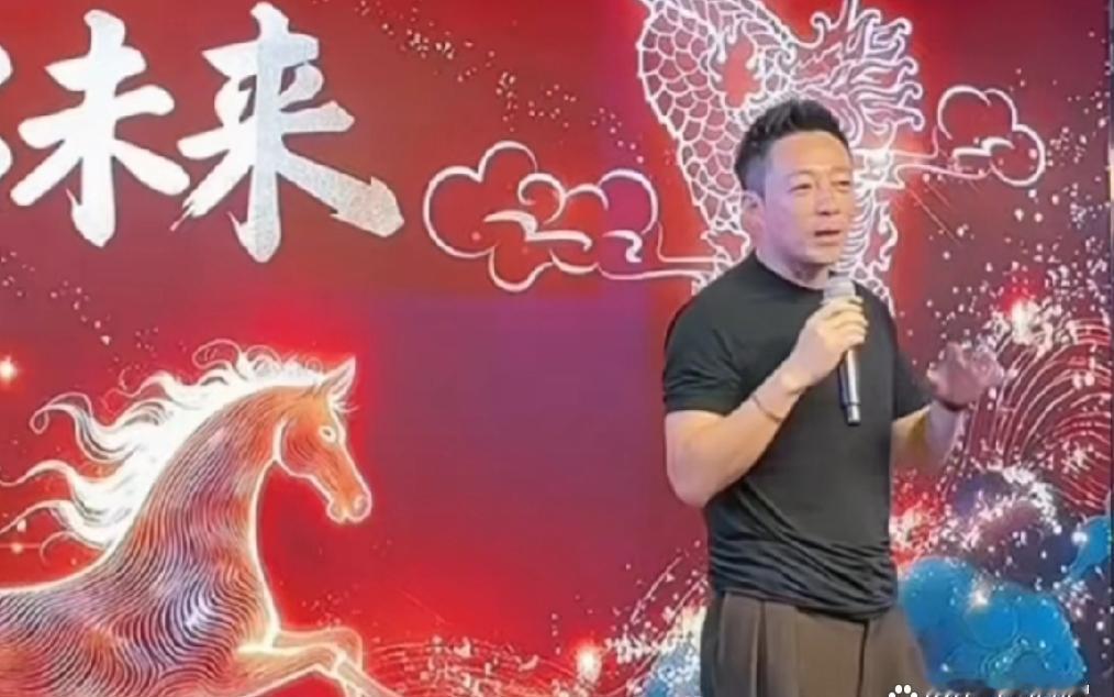 张兰直播被自家高管当场“扒皮”，小汪总脸红到耳根！洋洋总冲上台：“老板每