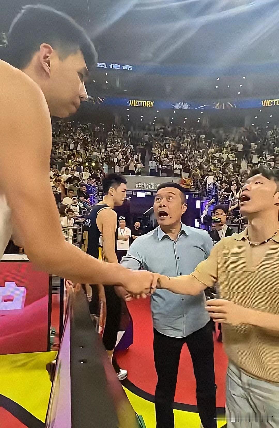 徐昕知恩图报，东莞主场致敬陈海涛！广州男篮不敌广东男篮后，徐昕不仅没有退场，反