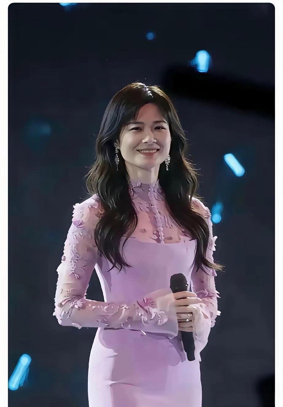 李宇春如今气质愈发温柔，女人味十足，整个人舒展又迷人～