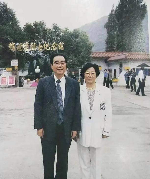 2001年10月2日，李鹏同志前往酉阳赵世炎纪念馆，缅怀这位革命先辈的事迹。因为
