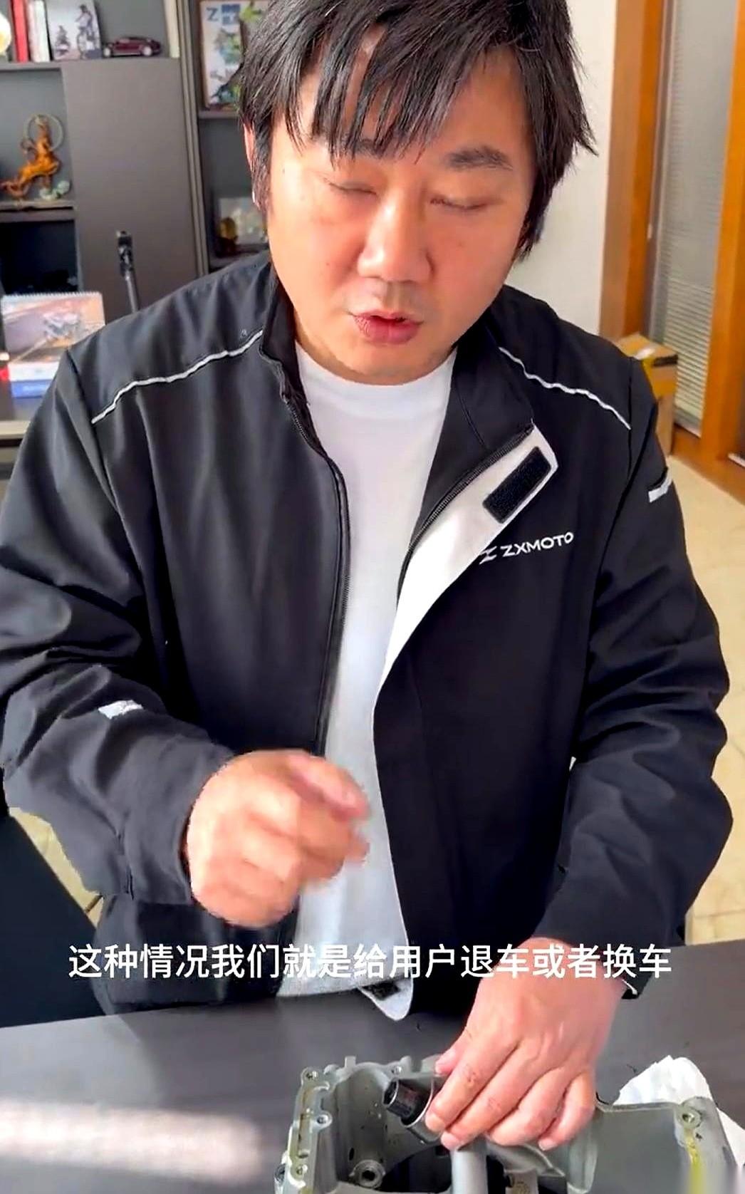 最近机车圈全盯着张雪的820RR，这车热度正旺，泄压阀却突然爆出了毛病。换成一