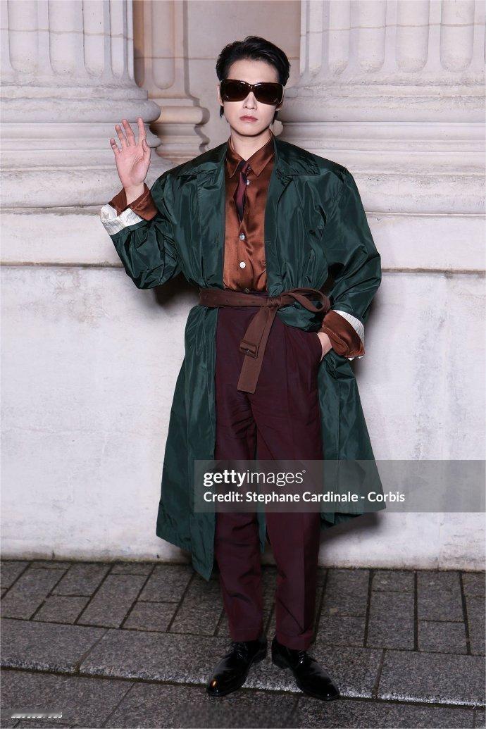 疑似魏大勋在cos蝙蝠侠魏大勋巴黎时装周g社生图魏大勋g社生图来咯～这身造型疑